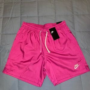 Standard fit/Mid thigh length Nike shorts